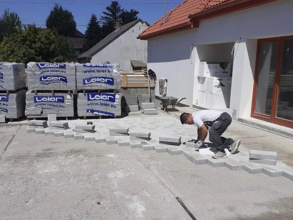 Térkő raklapokon a helyszínen, rakás közben
